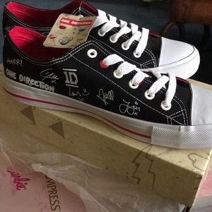 1D converse low sneakers